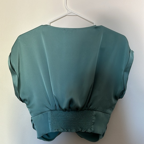 NWOT - Dynamite Satin like Crop front twisted blouse - Picture 7 of 8